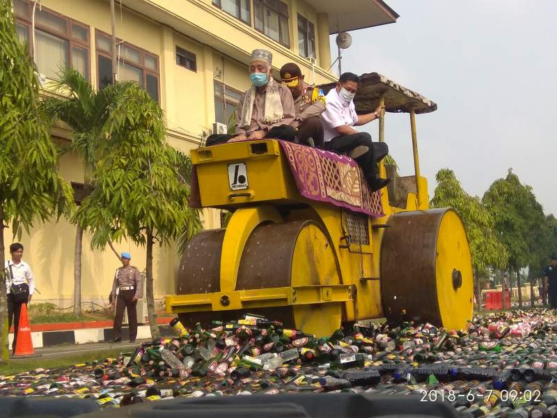 Kapolda Banten Bersama Ulama, Musnahkan Ribuan Botol Miras