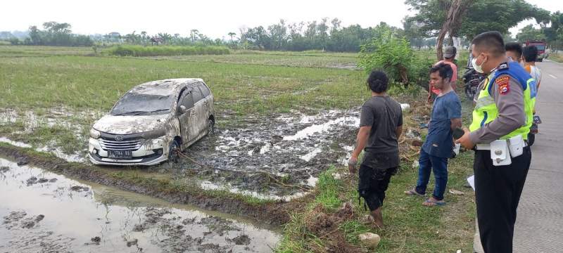 Diduga Mengantuk,  Mobil Minibus Terjun ke Persawahan