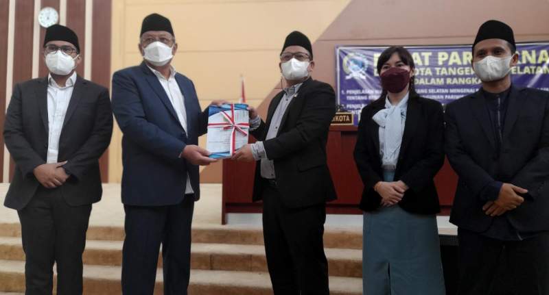 Walikota Tangsel Benyamin Davnie serahkan draft Raperda Rencana Induk Pembangunan Pariwisata Daerah ke Ketua DPRD Tangsel, Abdul Rasyid di ruang Paripurna DPRD Tangsel.