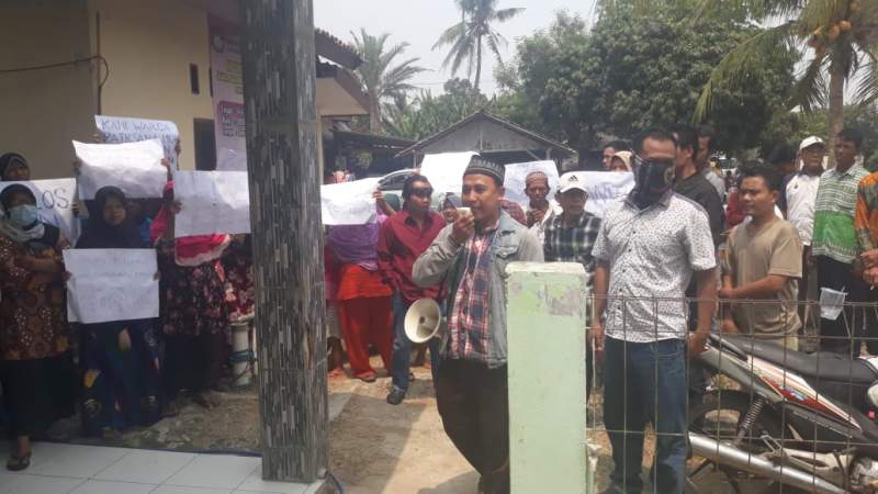 Ratusan Warga Desa Gruduk Kantor Desa Patrasana