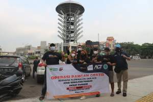 Bantu Masyarakat Terdampak Pandemi, ACT bersama ACB dan Flowsalon Sumbang 350 Sak Beras