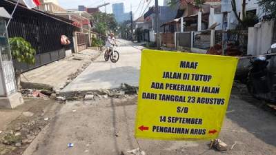 Proyek pembangunan jalan di perumahan PPI 2 yang tak dilengkapi papan informasi.