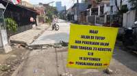 Proyek pembangunan jalan di perumahan PPI 2 yang tak dilengkapi papan informasi.