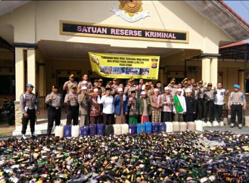 Polres Serang Memusnahkan Miras Oplosan Hasil Operasi Pekat Menjelang Puasa.