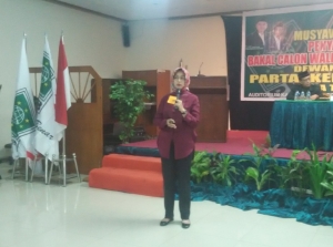 Airin saat memaparkan visi misi di kampus Sahid (14/6).