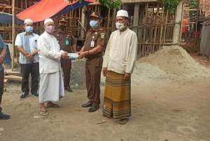 Cegah Covid 19, Kejari Kabupaten Tangerang Bagikan Masker Ke Ponpes Misbahusudu