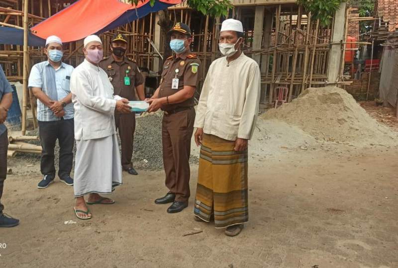 Cegah Covid 19, Kejari Kabupaten Tangerang Bagikan Masker Ke Ponpes Misbahusudu