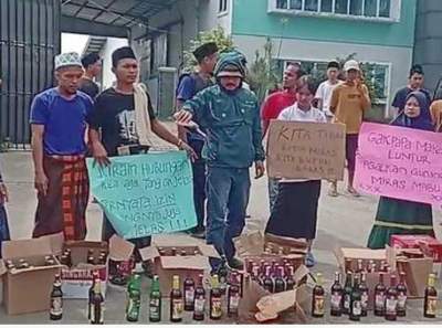 Warga Desa Parahu Geruduk Gudang Minuman Keras