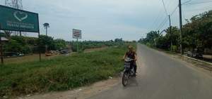 Jalan menuju lokasi wisata pantai Romantis aspal hotmix.