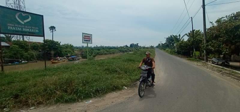 Jalan menuju lokasi wisata pantai Romantis aspal hotmix.