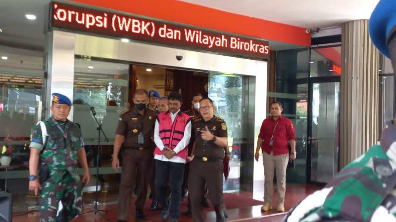 Menkominfo Johnny G. Plate mengenakan baju tahanan usai pemeriksaan di Kejaksaan Agung, Rabu (17/5/2023).