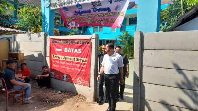 Anggota Komisi lV DPRD Tangsel, Julham Firdaus dan Yanto Ulay sambangi SD Negeri Lengkong Karya.