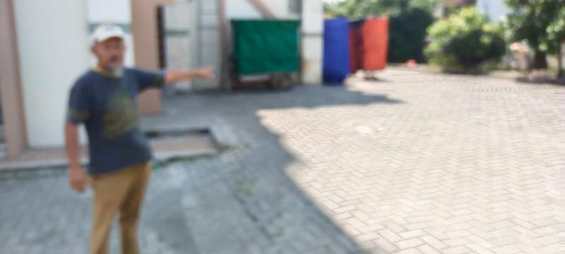 Petugas parkir perlihatkan lokasi motor milik pesapon di Pamulang digasak pencuri.