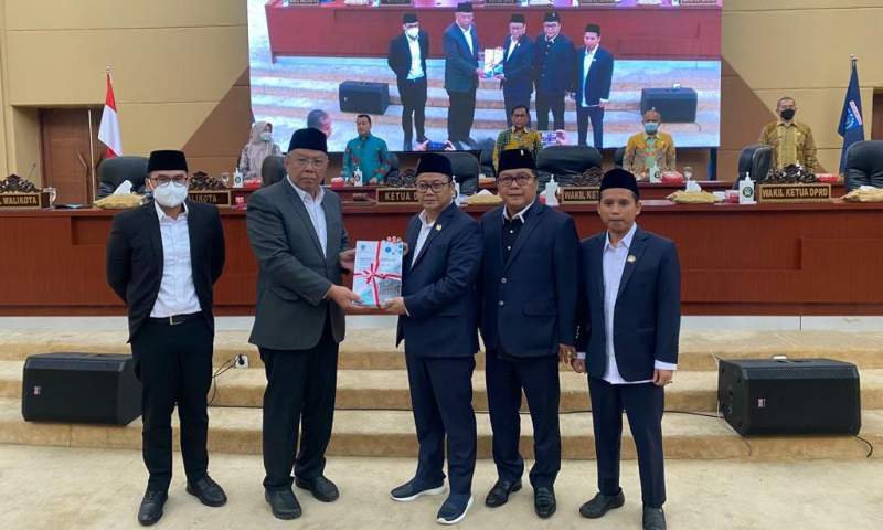 Walikota Tangsel Benyamin Davnie serahkan nota keuangan APBD Perubahan 2022 kepada Ketua DPRD Kota Tangsel, Abdul Rasyid.