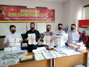 Raut Keuntungan Rp 1,3 Milyar, Pegawai Honorer Kecamatan Pabuaran Palsukan AJB dan Akta Hibah