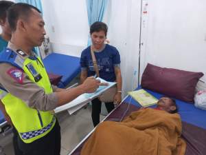  Polisi melakukan pemeriksaan pelajar yang luka-luka. (istimewa).