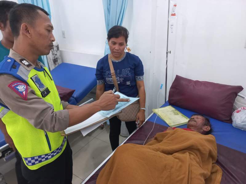  Polisi melakukan pemeriksaan pelajar yang luka-luka. (istimewa).