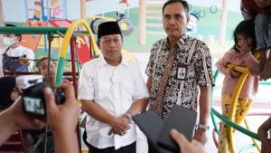 Plt Wali Kota Waris Thalib Resmikan Taman Bermain Anak