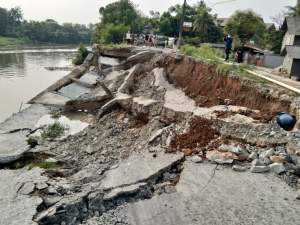 Jalan Tanjung Burung Kembali Ambruk, Diduga Tak Kuat Menahan Beban