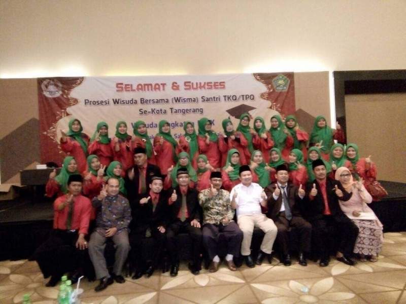Tenaga pengajar TPQ dan Turidi saat menghadiri wisuda