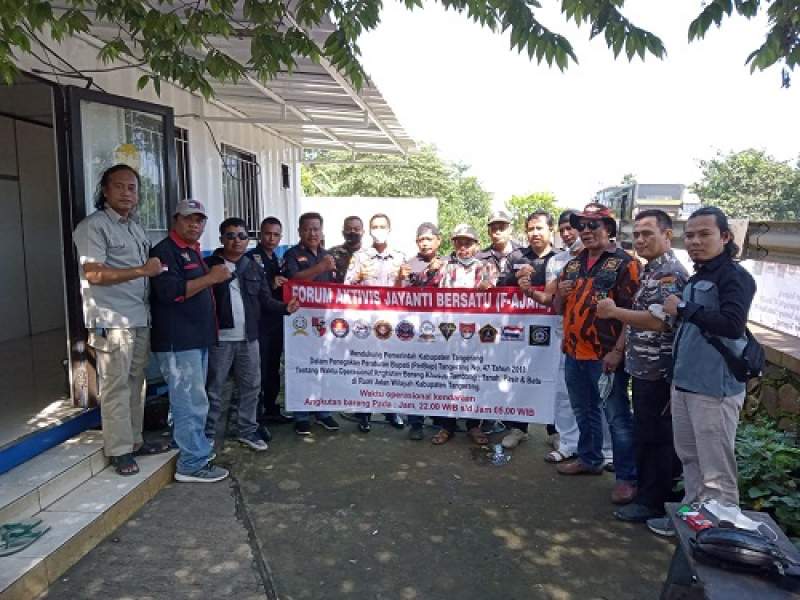 Forum Aktivis Jayanti Pasang Spanduk Dukungan Terhadap Perbup No 47