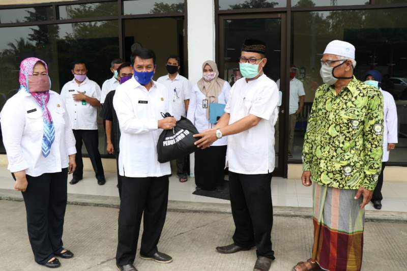Sekda Rudi Maesyal Bagikan 900 Paket Sembako untuk Marbot Masjid