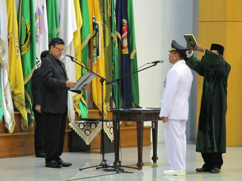 Plt Gubernur Banten Nata Irawan Dilantik Mendagri Tjahjo Kumolo di Jakarta.