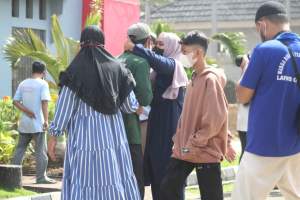 Kembali Dibuka, Tangis Haru Warnai Kunjungan Keluarga Napi di Lapas Cilegon