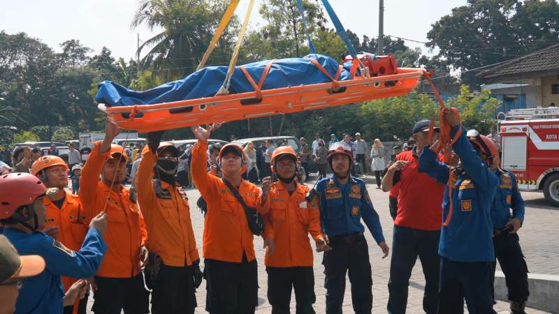 Simulasi penanganan bencana gempa bumi digelar di Gedung Graha Edhi Pemkot Cilegon oleh petugas gabungan, Jumat (29/7/2022).