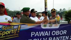 Sukseskan Porprov Camat Tigaraksa Serahkan Obor kepada Camat Cikupa