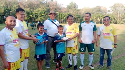 Bantu Sepatu Bola, Bupati Serdang Bedagai Wujudkan Cita-Cita Anak Yatim Jadi Pemain Nasional