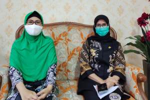 Kadinkes Kota Cilegon, drg. Ratih Purnamasari (kanan) didampingi Kabid Pemberdayaan Masyarakat Dinkes Kota Cilegon Rully Kusumawardani (kiri).