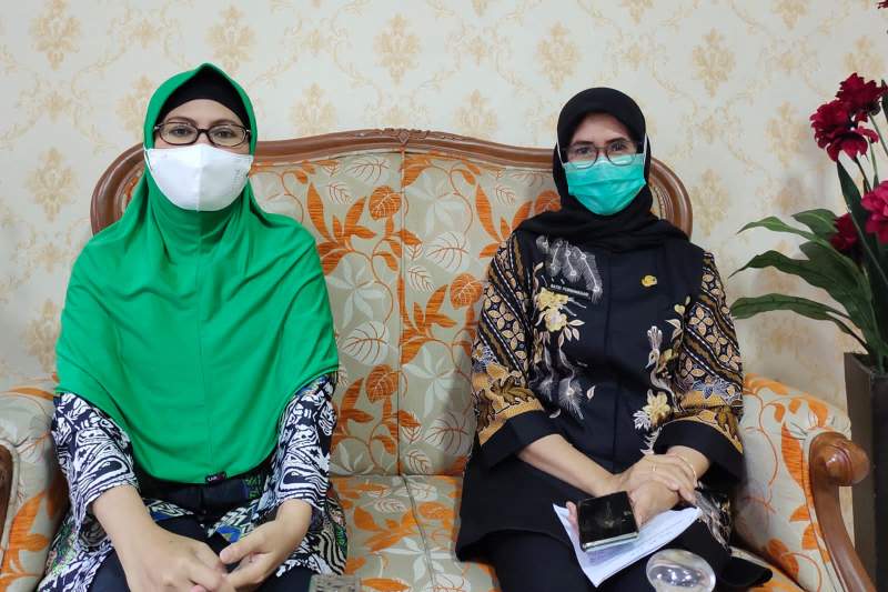 Kadinkes Kota Cilegon, drg. Ratih Purnamasari (kanan) didampingi Kabid Pemberdayaan Masyarakat Dinkes Kota Cilegon Rully Kusumawardani (kiri).