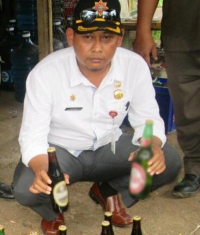 Kasatpol PP Tangsel, Azhar Syam'un saat menunjukan miras di warung Oco
