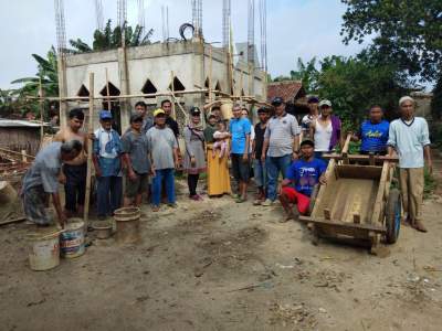 Warga Binong Membersihkan Sampah Massal 