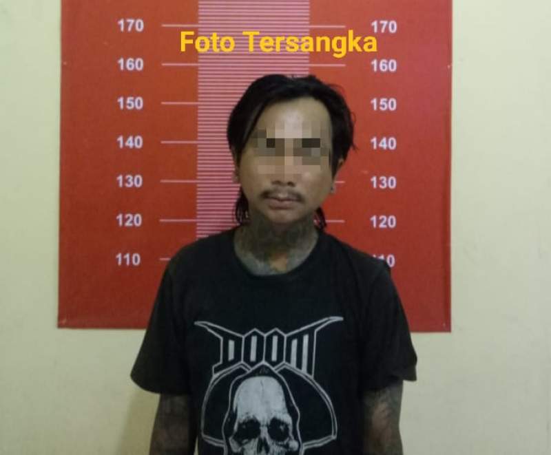 IU, terduga pelaku pemukul sopir angkot saat berada di Polsek Balaraja.
