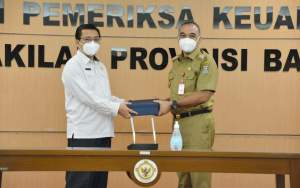 Bupati Tangerang A. Zaki Iskandar saat serahkan LKPD Kabupaten Tangerang ke BPK RI Perwakilan Banten di Serang, Senin (15/3/2021).