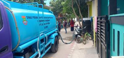 Bantu Warga Kekeringan, Dinas Perkim Salurkan Air Bersih
