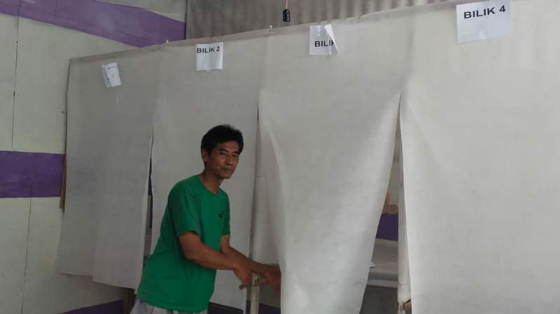 Petugas KPPS di TPS 10 yang urung gelar pemungutan suara hari Rabu kemarin akibat TPS nya terendam banjir.