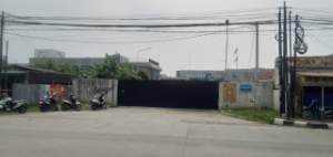 Suasana di Gerbang Pabrik PT ULI Desa Sumur Bandung Kecamatan Jayanti