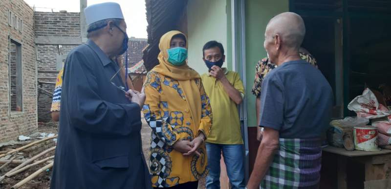 Ratu Ati Berikan Bantuan pada Warga Gerem