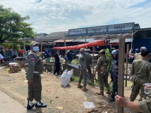 Satpol PP Kota Cilegon saat membongkar 64 bangunan liar di bantaran irigasi di Pasar Baru Kranggot, Kota Cilegon, Selasa (14/6/2022).