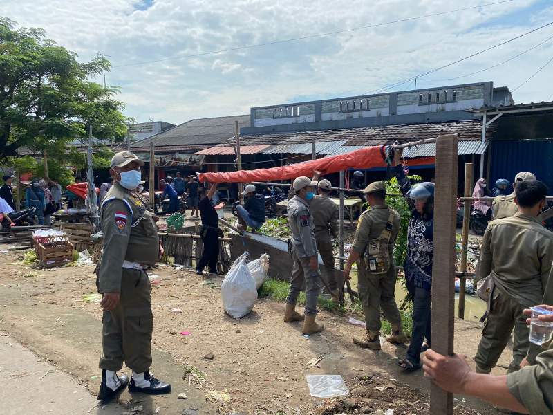 Satpol PP Kota Cilegon saat membongkar 64 bangunan liar di bantaran irigasi di Pasar Baru Kranggot, Kota Cilegon, Selasa (14/6/2022).