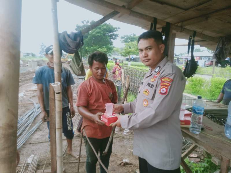 Polsek Pasar Kemis Berbagi Takjil  Perumahan Bumi Indah