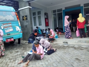 Warga Rela Antre Pembuatan Akta Kelahiran Gratis