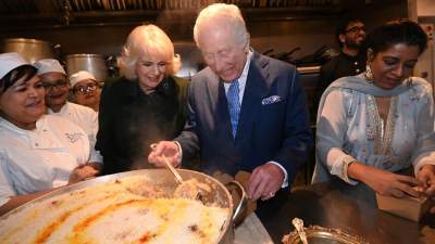 Raja Charles III dan Ratu Camilla Ikut Siapkan Makanan Berbuka Puasa di London