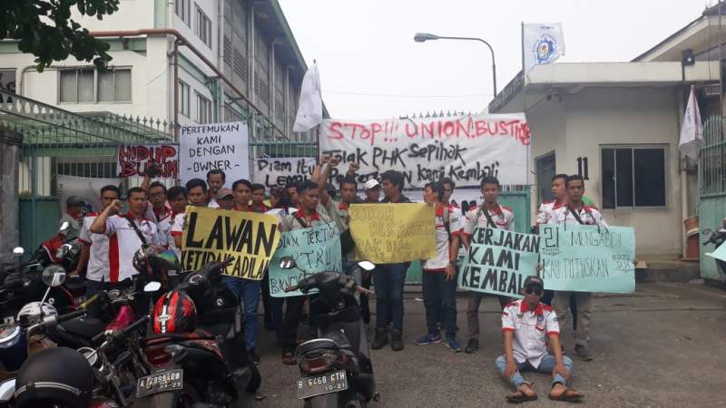 Di PHK Sepihak, Puluhan Buruh Geruduk PT Eternal