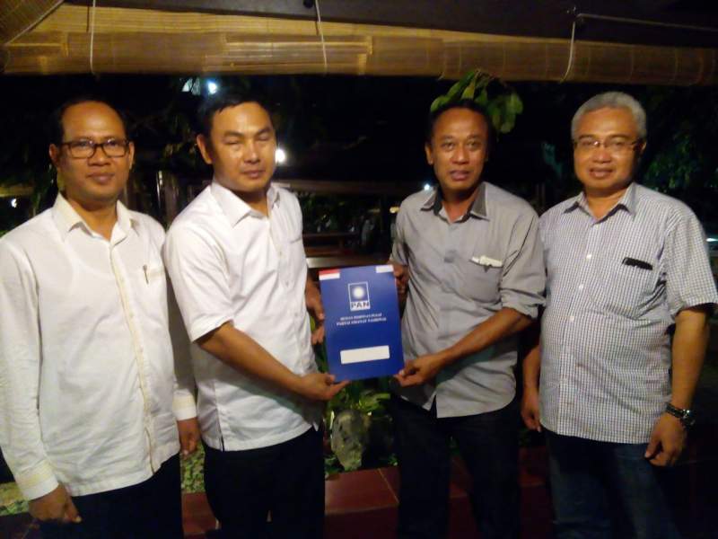 Ketua DPD PAN menyerahkan Rekomendasi DPP kepada Mad Lomri