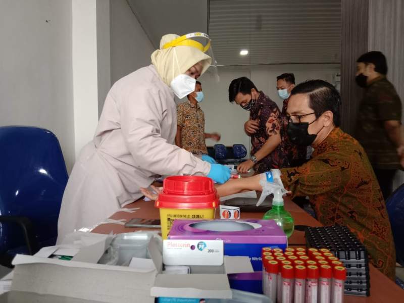 Ilustrasi tes serologi antibodi SARS-CoV-2.