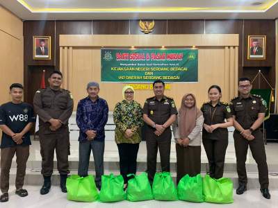 Kajari Serdang Bedagai, M Amin salurkan paket sembako bagi warga kurang mampu.